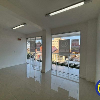 Loja com 46m², no bairro Barreiros em São José