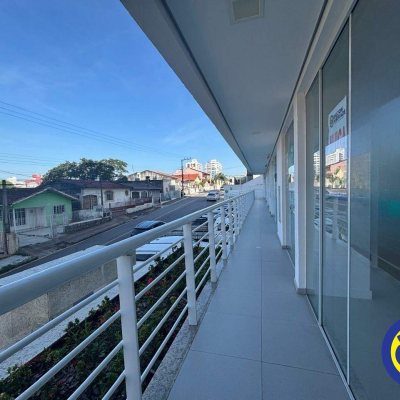 Loja com 46m², no bairro Barreiros em São José