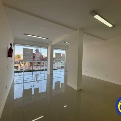 Loja com 46m², no bairro Barreiros em São José