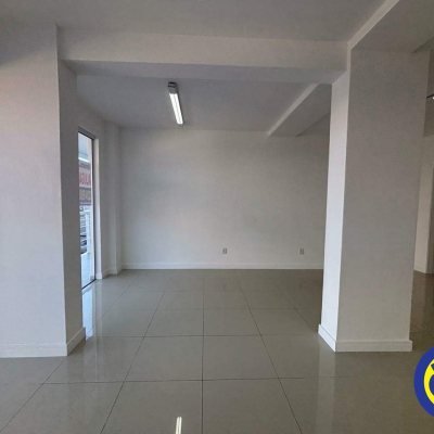 Loja com 46m², no bairro Barreiros em São José