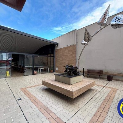 Sala com 33m², 1 garagem, no bairro Canto em Florianópolis