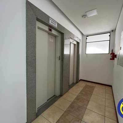 Apartamento com 64m², 2 quartos, 1 suíte, 1 garagem, no bairro Barreiros em São José