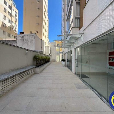 Apartamento com 67m², 2 quartos, 2 garagens, no bairro Centro em Florianópolis