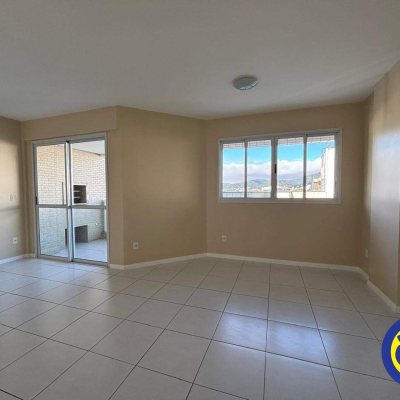 Apartamento com 80m², 2 quartos (sendo 1 suíte), 1 garagem, no bairro Trindade em Florianópolis