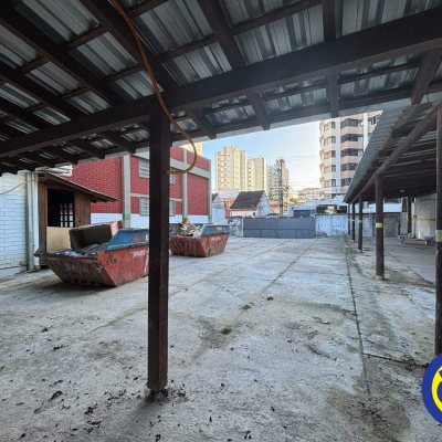 Loja com 750m², 20 garagens, no bairro Centro em Florianópolis