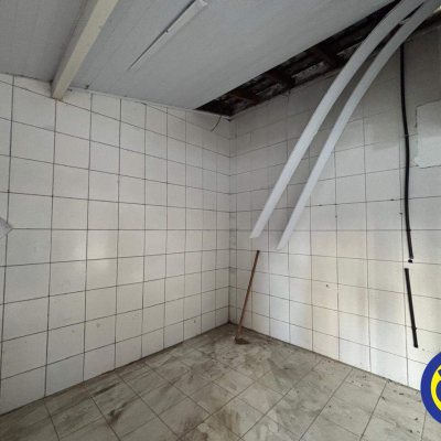 Loja com 750m², 20 garagens, no bairro Centro em Florianópolis