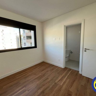 Apartamento com 80m², 2 quartos, 2 suítes, 1 garagem, no bairro Centro em Florianópolis