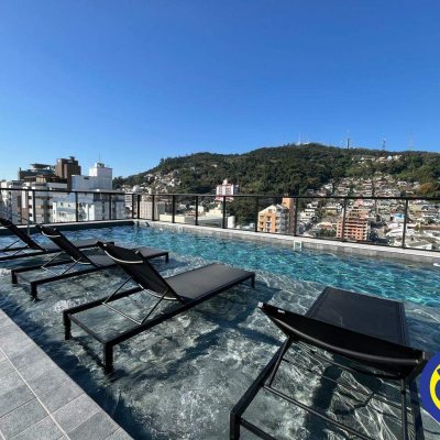 Apartamento com 80m², 2 quartos, 2 suítes, 1 garagem, no bairro Centro em Florianópolis