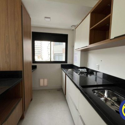 Apartamento com 80m², 2 quartos, 2 suítes, 1 garagem, no bairro Centro em Florianópolis