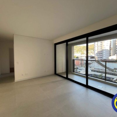 Apartamento com 80m², 2 quartos, 2 suítes, 1 garagem, no bairro Centro em Florianópolis