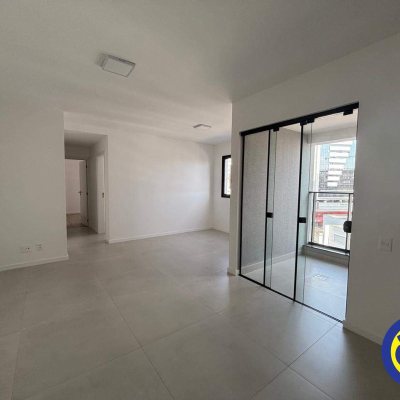 Apartamento com 73m², 2 quartos, 1 suíte, 1 garagem, no bairro Balneário em Florianópolis