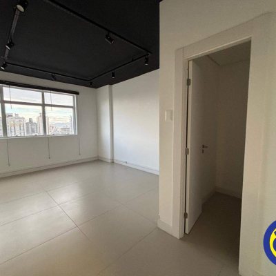 Salas/Conjuntos com 24m², 5 garagens, no bairro Canto em Florianópolis