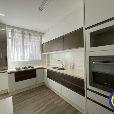 Apartamento com 80m², 2 quartos (sendo 1 suíte), 1 garagem, no bairro Canto em Florianópolis