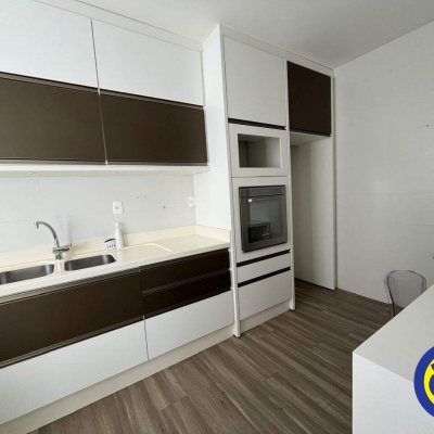Apartamento com 80m², 2 quartos (sendo 1 suíte), 1 garagem, no bairro Canto em Florianópolis