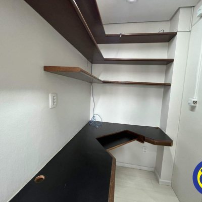 Apartamento com 80m², 3 quartos (sendo 1 suíte), 1 garagem, no bairro Centro em Florianópolis