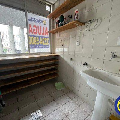 Apartamento com 80m², 3 quartos (sendo 1 suíte), 1 garagem, no bairro Centro em Florianópolis