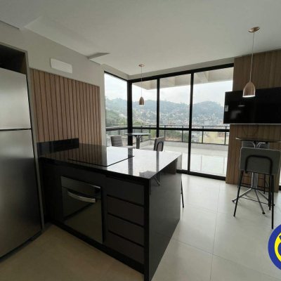 Apartamento com 61m², 2 quartos (sendo 1 suíte), 1 garagem, no bairro Centro em Florianópolis