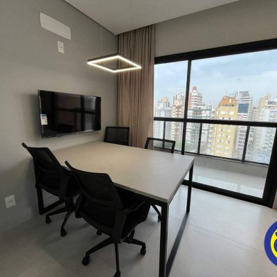 Apartamento com 61m², 2 quartos (sendo 1 suíte), 1 garagem, no bairro Centro em Florianópolis