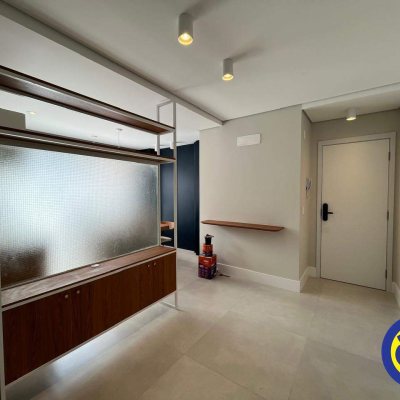 Apartamento com 61m², 2 quartos (sendo 1 suíte), 1 garagem, no bairro Centro em Florianópolis