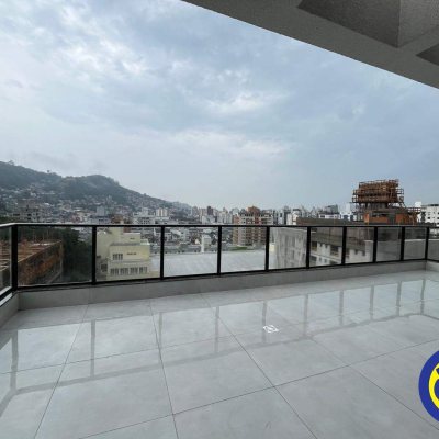 Apartamento com 61m², 2 quartos (sendo 1 suíte), 1 garagem, no bairro Centro em Florianópolis