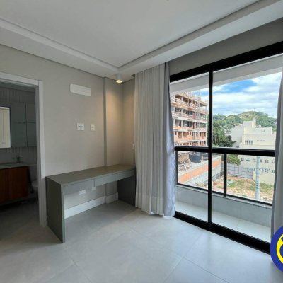 Apartamento com 61m², 2 quartos (sendo 1 suíte), 1 garagem, no bairro Centro em Florianópolis