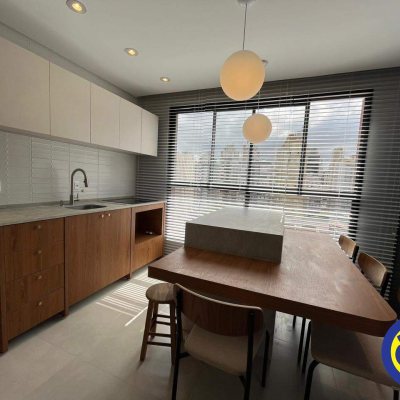 Apartamento com 61m², 2 quartos (sendo 1 suíte), 1 garagem, no bairro Centro em Florianópolis