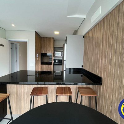 Apartamento com 61m², 2 quartos (sendo 1 suíte), 1 garagem, no bairro Centro em Florianópolis