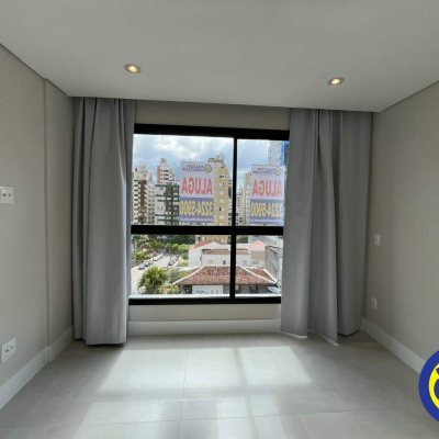 Apartamento com 61m², 2 quartos (sendo 1 suíte), 1 garagem, no bairro Centro em Florianópolis