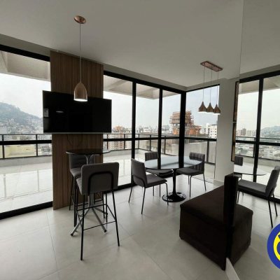 Apartamento com 61m², 2 quartos (sendo 1 suíte), 1 garagem, no bairro Centro em Florianópolis
