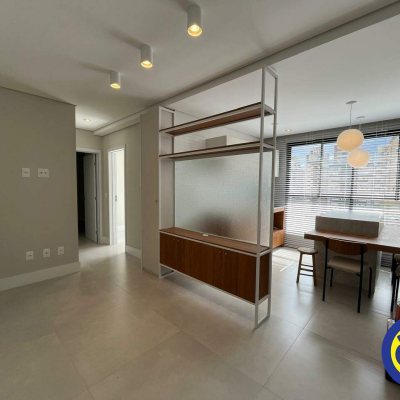 Apartamento com 61m², 2 quartos (sendo 1 suíte), 1 garagem, no bairro Centro em Florianópolis