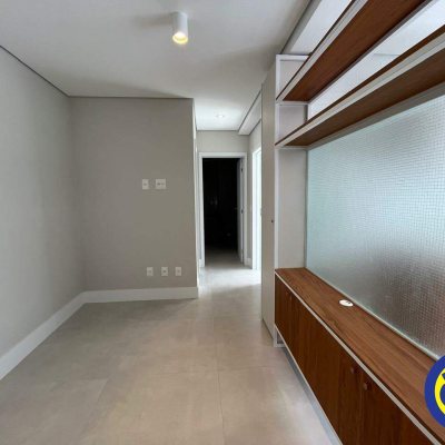 Apartamento com 61m², 2 quartos (sendo 1 suíte), 1 garagem, no bairro Centro em Florianópolis