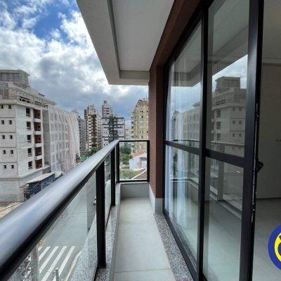Apartamento com 61m², 2 quartos (sendo 1 suíte), 1 garagem, no bairro Centro em Florianópolis