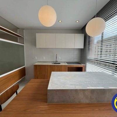 Apartamento com 61m², 2 quartos (sendo 1 suíte), 1 garagem, no bairro Centro em Florianópolis