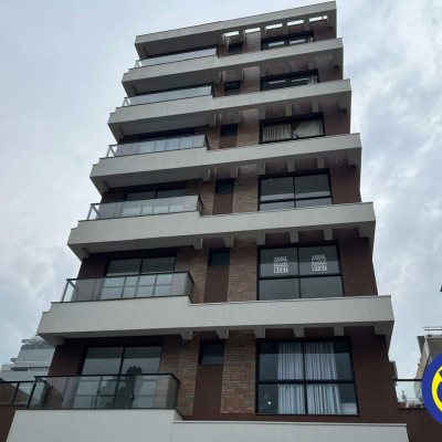 Apartamento com 61m², 2 quartos (sendo 1 suíte), 1 garagem, no bairro Centro em Florianópolis