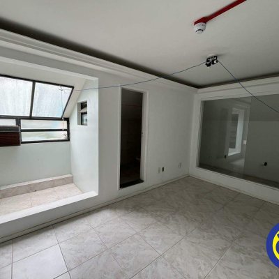 Prédio com 20m², 5 garagens, no bairro Centro em Florianópolis