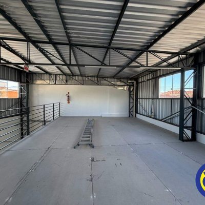 Galpão com 350m², 3 garagens, no bairro Estreito em Floranópolis