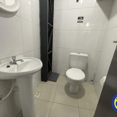 Galpão com 350m², 3 garagens, no bairro Estreito em Floranópolis