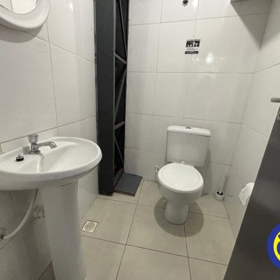 Galpão com 350m², 3 garagens, no bairro Estreito em Floranópolis