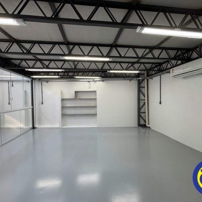 Galpão com 350m², 3 garagens, no bairro Estreito em Floranópolis