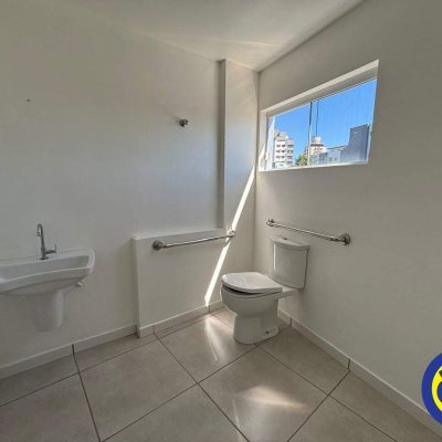 Galpão com 350m², 3 garagens, no bairro Estreito em Floranópolis