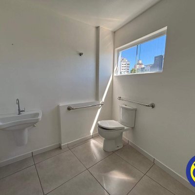 Galpão com 350m², 3 garagens, no bairro Estreito em Floranópolis
