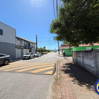 Galpão com 350m², 3 garagens, no bairro Estreito em Floranópolis