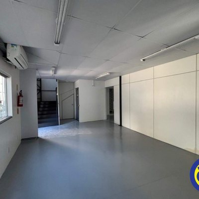 Galpão com 350m², 3 garagens, no bairro Estreito em Floranópolis