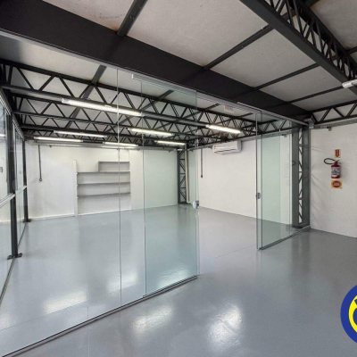Galpão com 350m², 3 garagens, no bairro Estreito em Floranópolis