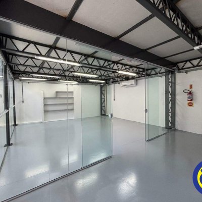 Galpão com 350m², 3 garagens, no bairro Estreito em Floranópolis
