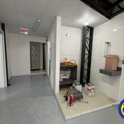 Galpão com 350m², 3 garagens, no bairro Estreito em Floranópolis
