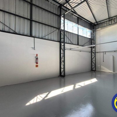 Galpão com 350m², 3 garagens, no bairro Estreito em Floranópolis