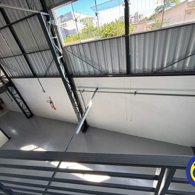 Galpão com 350m², 3 garagens, no bairro Estreito em Floranópolis