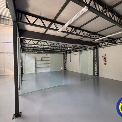 Galpão com 350m², 3 garagens, no bairro Estreito em Floranópolis