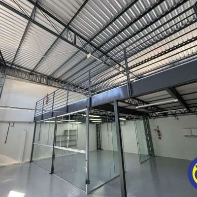 Galpão com 350m², 3 garagens, no bairro Estreito em Floranópolis